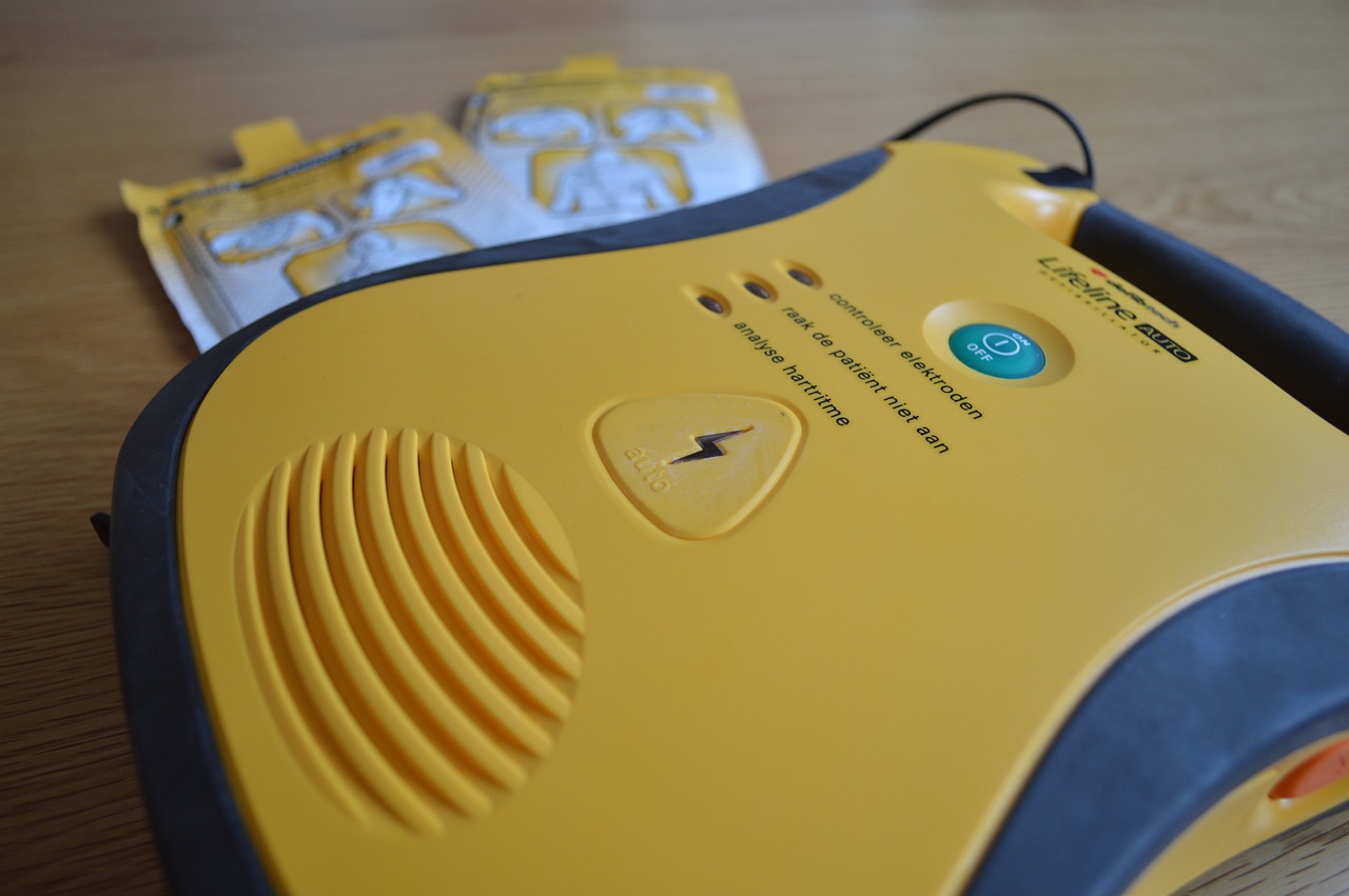 A yellow and gray AED.